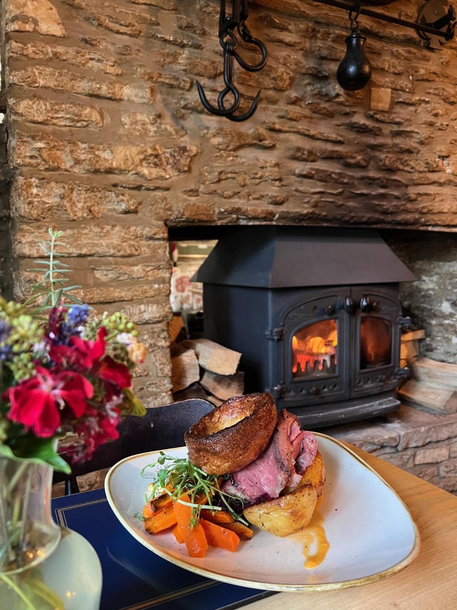 Cat And Custard Pot Inn Shipton Moyne 외부 사진