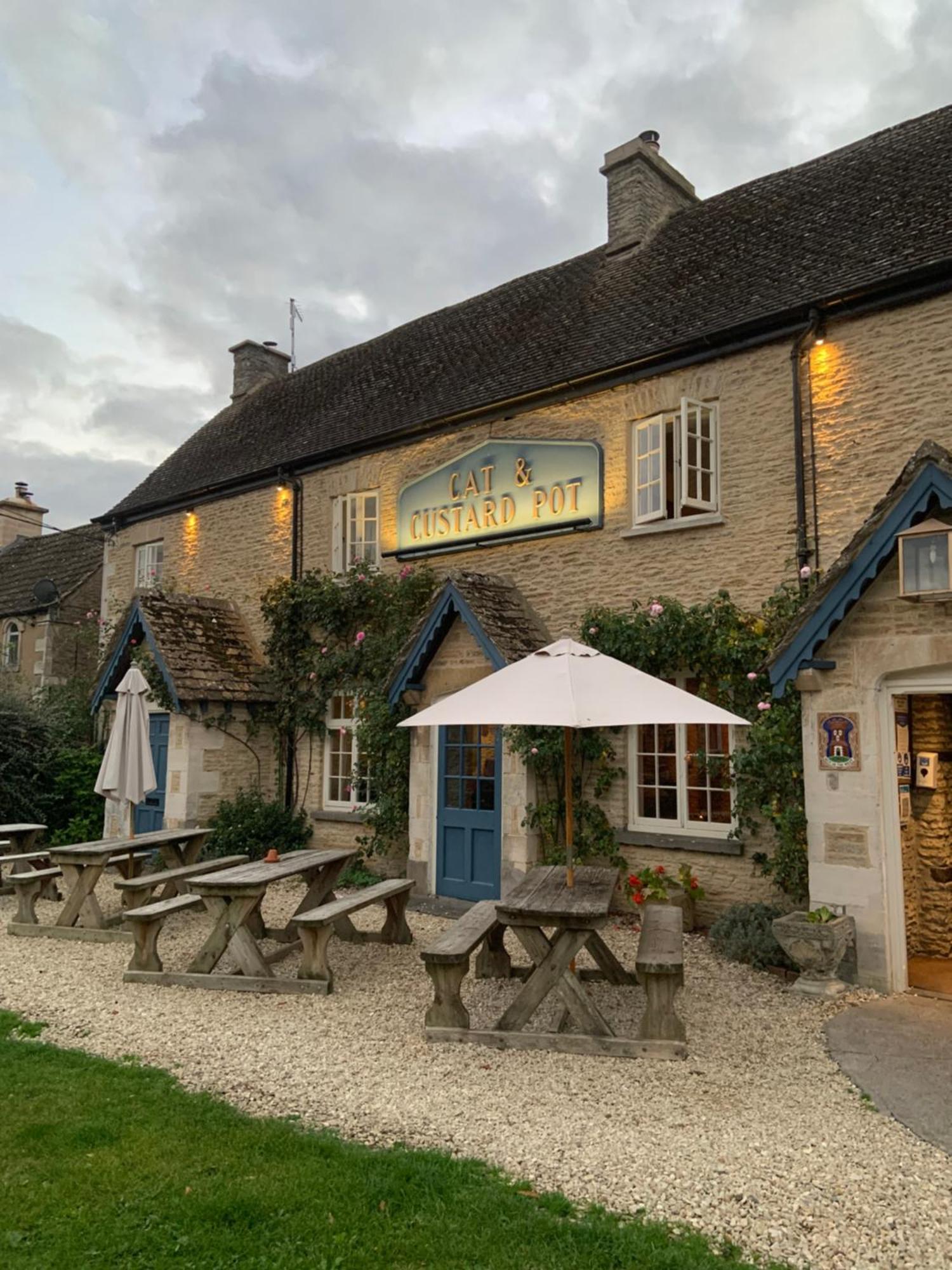 Cat And Custard Pot Inn Shipton Moyne 외부 사진